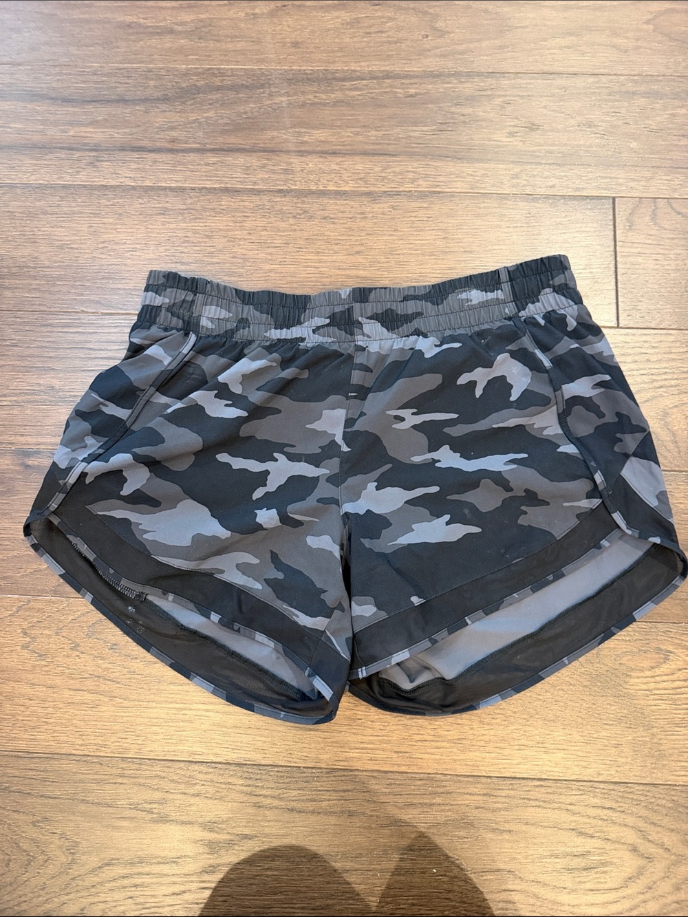 Athleta Mesh Racer Run Black/Gray Camo Shorts Size Small - C28-062
